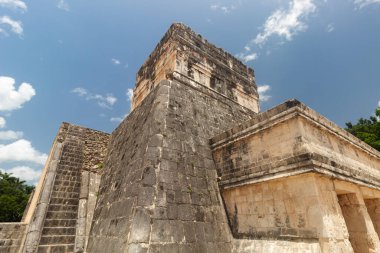 Güneşli bir günde Chichen Itza arkeoloji sahasında jaguar tapınağının güzel bir görüntüsü.
