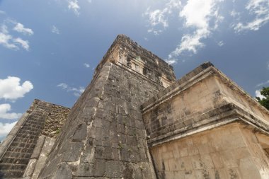Güneşli bir günde Chichen Itza arkeoloji sahasında Jaguar tapınağı olarak bilinen antik Maya medeniyetinin güzel bir görüntüsü.