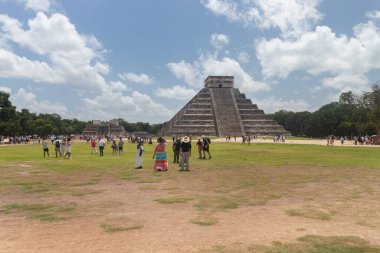Turist, büyük Maya antik kukulkan tapınağının yakınından Chichen Itza arkeoloji sahasına doğru yürüyor.