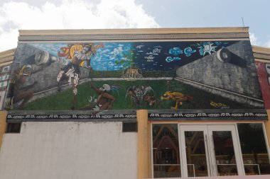 Kaua Maya kasabasında antik Maya kozmozunu temsil eden bir boya duvarına yakın bir yerde top oyunu ve yeraltı dünyası