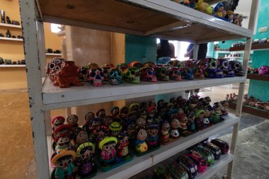 Meksika 'da bir Maya kasabasının hediyelik eşya dükkanında bir sürü güzel seramik renkli resim yapıldı.