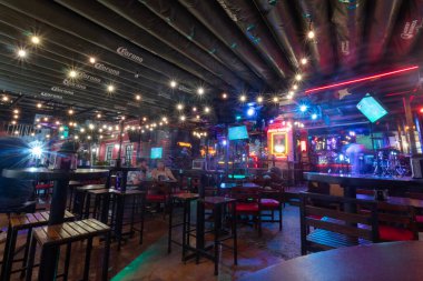 Maymun işinin güzel iç mekanı, geceleri barı iptal ediyor.