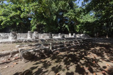 San Miguelito arkeoloji alanındaki Chaak sarayının kalıntıları Cancun Mexico 'nun ortasında.