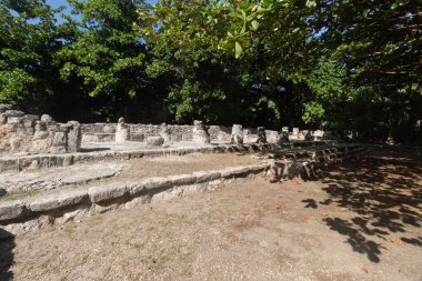 Güneşli bir günde San Miguelito arkeoloji sahasındaki Chaak sarayının güzel bir görüntüsü.