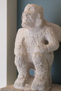 Kanatlı bir karakteri temsil eden antik bir Maya heykeline yakın Cancun Maya Müzesi