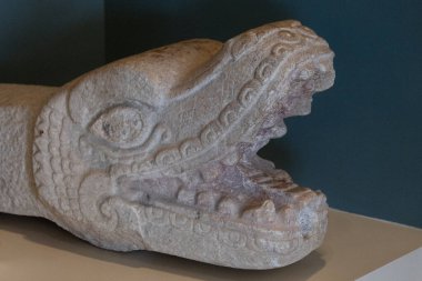 Cancun Maya Müzesi 'ne oyulmuş eski bir Mayalı yılan başı taşına çok yakın.