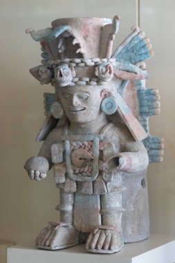 Cancun Maya Müzesi 'ne orijinal renkleri olan bir rahibin antik seramik heykeline yakın.