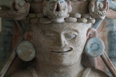Mayalı bir rahibin Macro fotoğrafı seramik yüz heykeli kuş şapkası ve orijinal resim renkleriyle Cancun Maya Müzesi 'ne