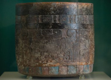 Cancun Maya Müzesi 'ne orijinal renklerle oyulmuş güzel bir Maya gemisi