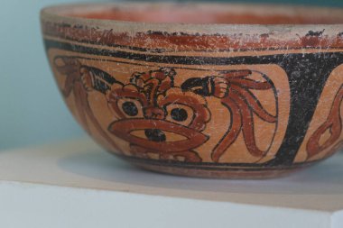 Bir Cancun Maya müzesinin seramik merkezindeki Kelebek gösterimine yakın.