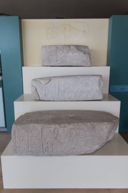 Meksika 'daki Cancun Maya Müzesi' ne üç büyük Maya heykeli oyulmuş.