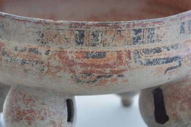 Cancun Maya Müzesi 'nde seramik bir çömleğe antik bir Maya boyasının detaylarına yakın durun.