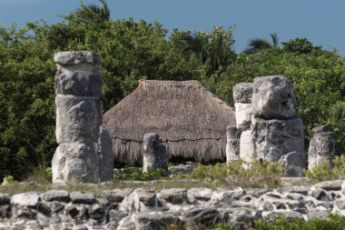 Bir Maya evinin çatısının tepesinin seçici odağı bir sütundan El Rey arkeolojik sitesine bakıyor