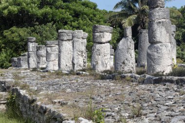 Meksika 'nın Cancun şehrinin ortasındaki El Rey arkeoloji sahasına yakın antik bir yapı.