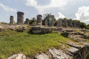Antik bir Maya tapınağının sütunları güneşli bir günde Meksika 'nın Cancun şehrinin ortasındaki El Rey arkeolojik sahasına yıkıldı.