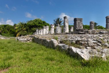 Meksika 'nın Cancun şehrinin ortasındaki El Rey arkeolojik alanına antik bir tapınağın kalıntıları.