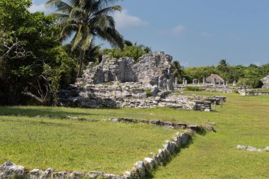 Güneşli bir günde antik Maya yapılarının ve kalıntılarının el rey arkeolojik sahasına güzel bir görüntüsü.