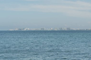 Güzel mavi Karayip deniz manzarası. Ufukta Cancun şehri var.