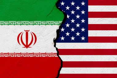 İran İslam Cumhuriyeti 'nin bayrakları ve Amerika Birleşik Devletleri' nin bayrakları bir grunge duvarı çatlattı. Jeopolitik ve savaş kavramı