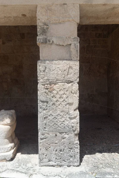 Chichen Itza arkeolojik alanına antik bir Maya oyma taşından yapılmış bir tapınak.