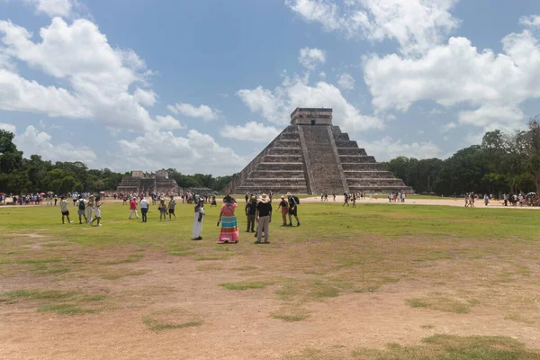 Turist, büyük Maya antik kukulkan tapınağının yakınından Chichen Itza arkeoloji sahasına doğru yürüyor.