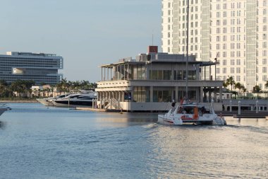 Cancun Mexico 'daki zengin bir mahallenin ortasındaki bir kanala giden bir katamaran.