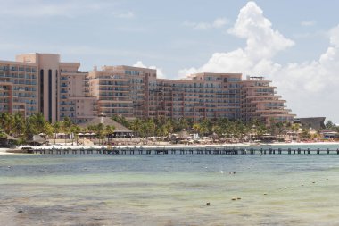 Lüks Grand Fiesta Americana Coral Beach tesisi ve güneşli bir günde Cancun Mexico sahilinden izlenen bir liman.