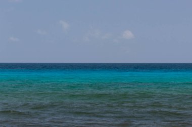 Turkuaz Karayipler 'in güzel manzarası güneşli bir günde berrak mavi gökyüzü ile sakin sular.