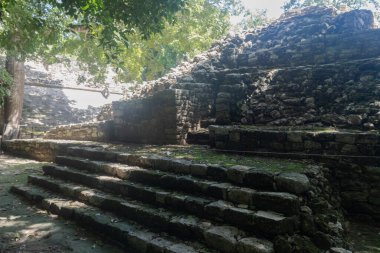 Coba arkeolojik bölgesindeki ormanın ortasında top sahasının arkasındaki antik Maya tribünlerinin detayları.