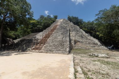 Coba arkeolojik bölgesinde güneşli bir günde Meksika ormanının ortasındaki ünlü antik Maya tapınağı Nohoch Mul.