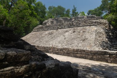 Koba arkeolojik bölgesinde Mayalı bir uygarlığın oyun yapısının güzel sahnesi