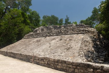 Mayalı antika top sahasının sağ tarafına, güneşli bir günde Coba arkeolojik bölgesine yaklaş.