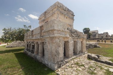 Güneşli bir günde Tulum arkeolojik bölgesine antik Maya tapınağının duvarlarını boyadığı güzel bir manzara.