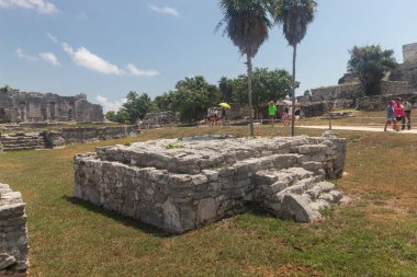 Tulum arkeolojik bölgeye dönüşen bir binanın antik Maya kalıntılarına yakın.