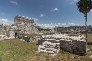 Tulum arkeolojik bölgesinin ortasındaki duvar boyama tapınağının yakınındaki antik Maya tapınağı ana yapısına yakın.