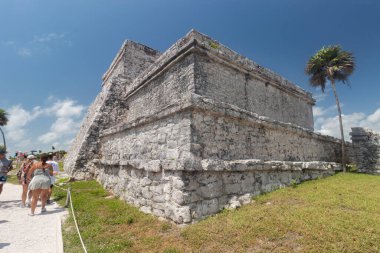 Tulum arkeolojik bölgeye dönüşen kale tapınağı olarak bilinen antik bir Maya binasının arkasında.