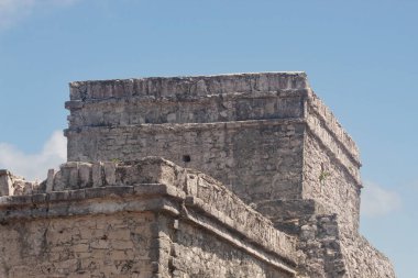 Tulum arkeolojik bölgesi içine kale tapınağı olarak bilinen antik bir Maya binasının arkasına yakın.