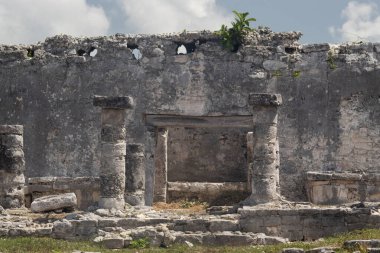 Güneşli bir günde eski sütunlardan Maya Tulum arkeolojik bölgesine açılan küçük bir girişe yaklaş