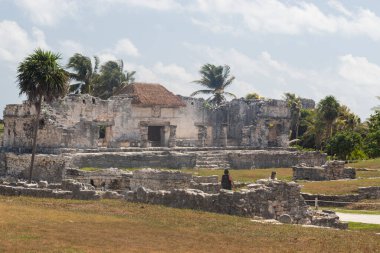 Halach Uinik evi olarak bilinen antik bir Maya binasının kalıntılarına bakan iki turist Tulum arkeolojik bölgeye dönüştü