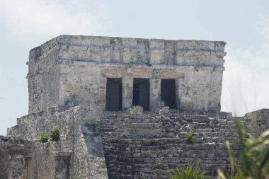 Tulum arkeolojik bölgesinin ortasındaki kale olarak bilinen binanın tepesindeki Maya antik yapı tapınağına yakın.