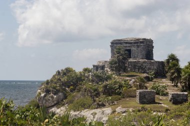 Rüzgâr tanrısı tapınağının antik Maya kalıntılarının güneşli bir günde Tulum arkeolojik bölgesine güzel panoramik görüntüleri.