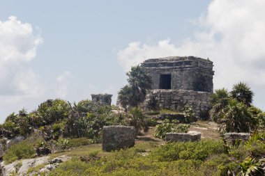 Bir dağın tepesindeki antik Maya yapısının Tulum arkeolojik bölgesine güzel bir görüntüsü.