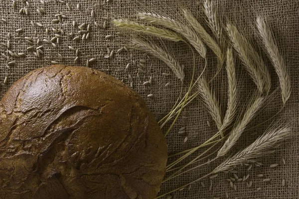 Φόντο Από Λινάτσα Ψωμί Σίκαλης Και Αυτιά Του Σίκαλη Top — Φωτογραφία Αρχείου