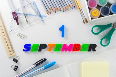 Okul makale ile beyaz bir arka plan üzerinde kelime 