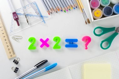 Multicolour plastik numaraları okul makale ile beyaz bir arka plan üzerinde matematiksel denklemden. 