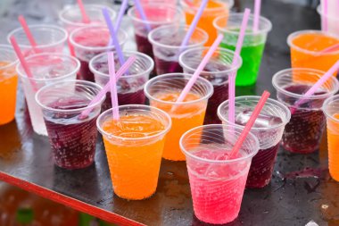 Plastik bardak renkli meşrubat