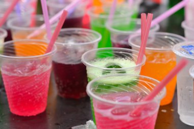 Plastik bardak renkli meşrubat