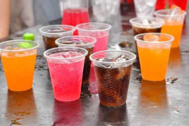 Plastik bardak renkli meşrubat