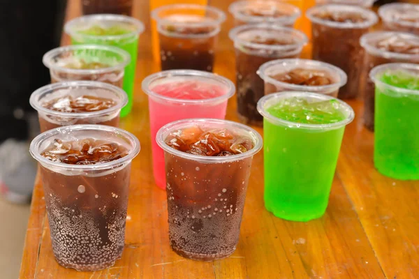 Plastik bardak renkli meşrubat