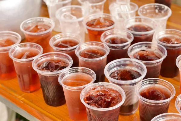 Plastik bardak renkli meşrubat